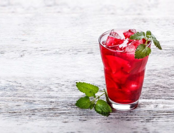 Eistee mit fruchtiger Eiswürfeleinlage