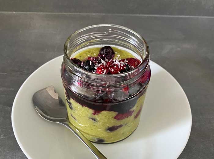 Matcha-Beeren-Kokos Porridge 