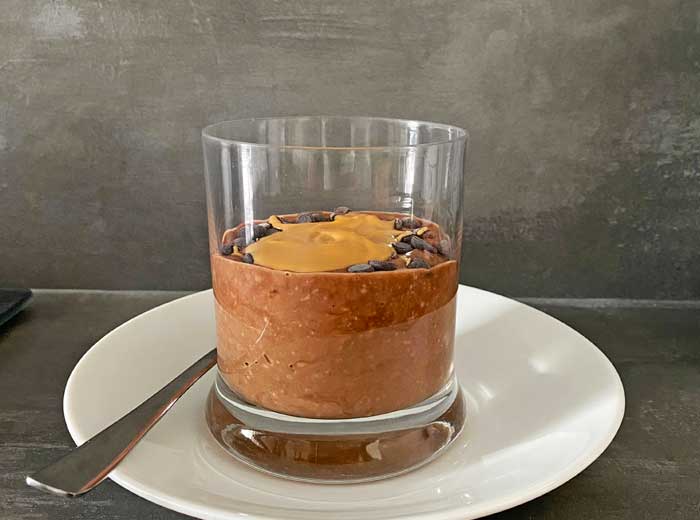 Porridge „Snickers-Style“ mit Salzcarameltee, Erdnuss und Schokolade 
