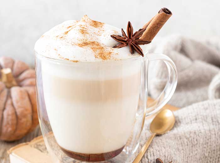 Pumpkin Chai Latte mit Karamellsirup