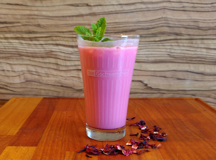 Pink Drink mit Hibiskusblütentee, Holunderblütensirup und Kokosmilch
