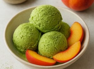 Matchaeis mit Pfirsichen