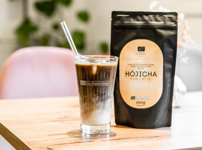 Hojicha Latte im Glas mit Glasstrohhalm
