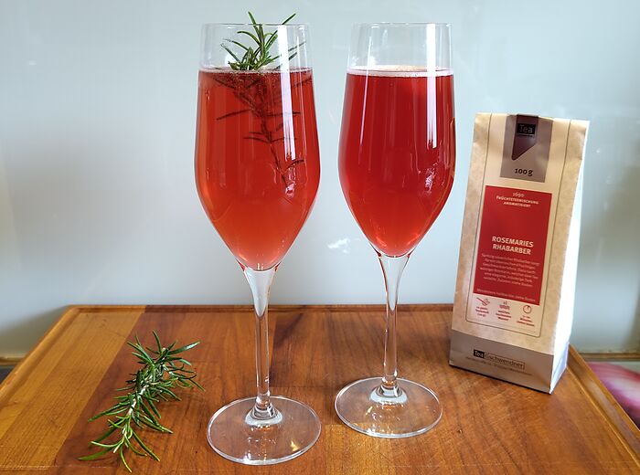 Rosemaries Rhabarber Spritz - Früchtetee mit Sekt Rosemaries Rhabarber Spritz - Früchtetee mit Sekt